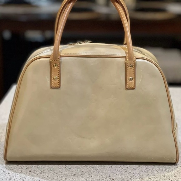 Louis Vuitton Tompkins Vernis BA0013 Elegant Cream and Tan Women's Handbag - Picture 2 of 16